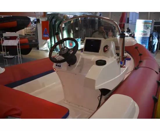 РИБ CAT FORTIS 490 - жестко-надувная моторная лодка, Тип дна: Стеклопластиковое дно, Цвет лодки: Красно-синий, изображение 3
