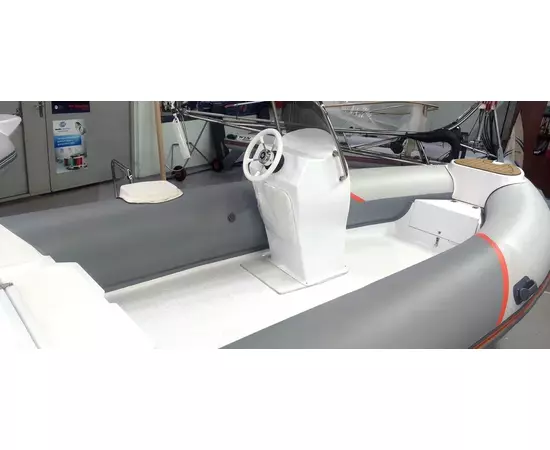 WinBoat 530R LUX с рулевой консолью, рундуками -  классический РИБ - жёстко-надувная моторная лодка, изображение 2